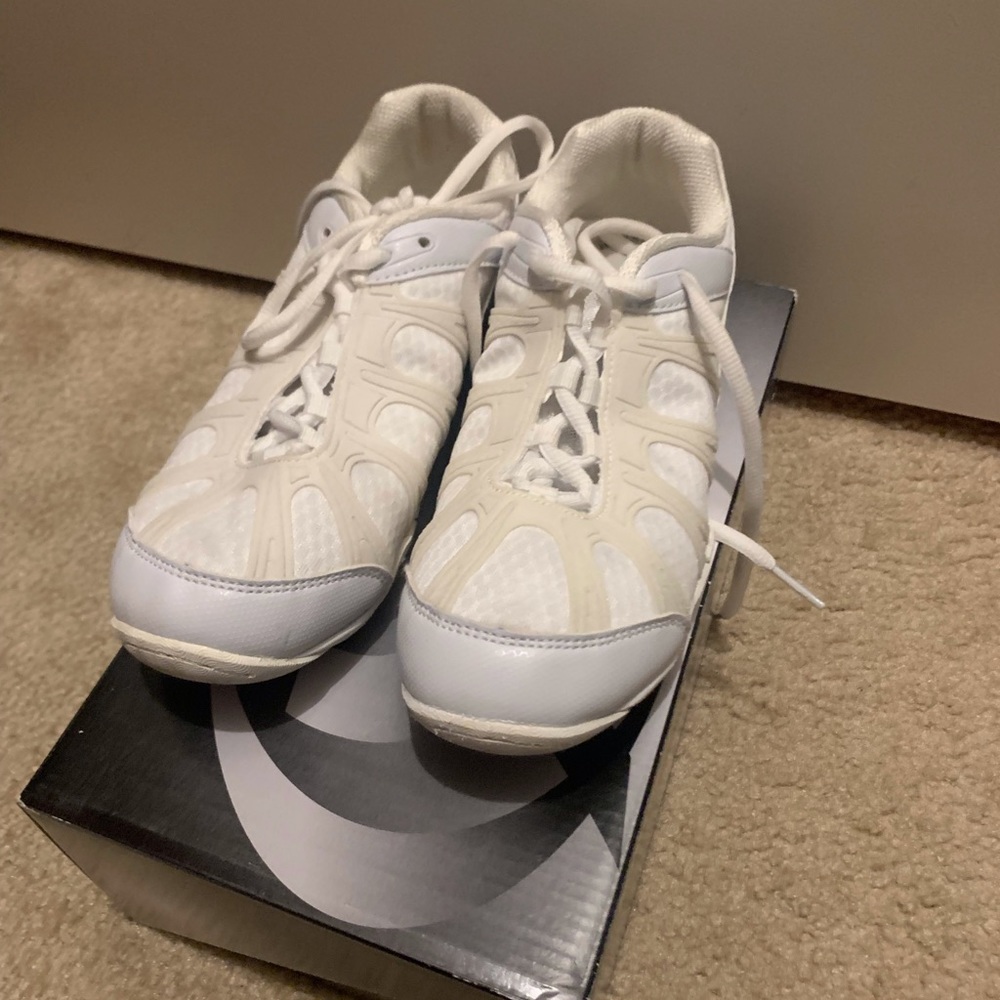 Cheer shoes